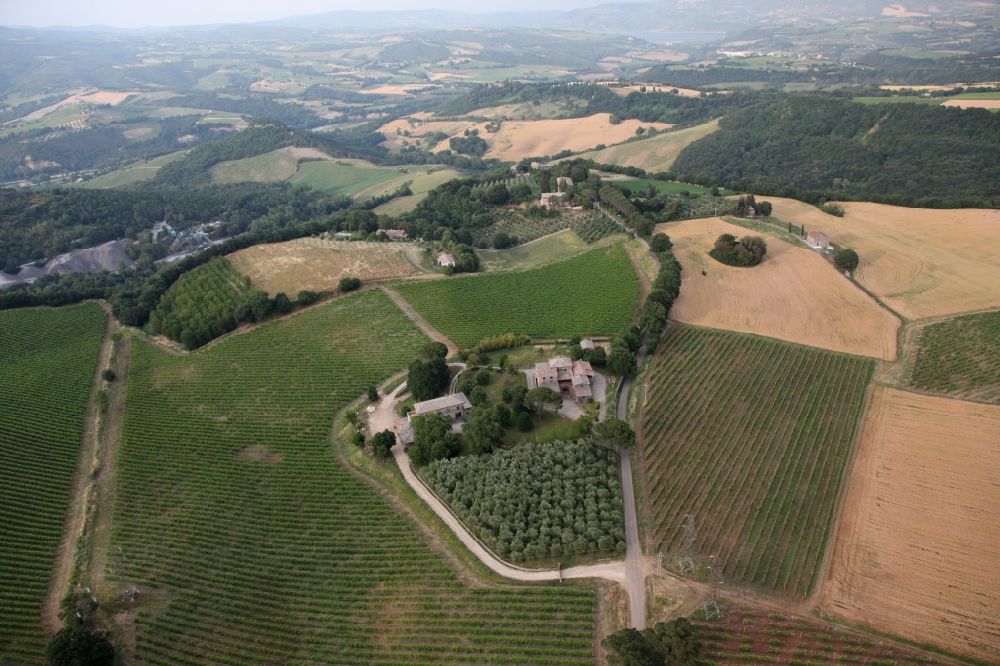 Luftbild Botto - Gehöft eines Bauernhofes am Rand von bestellten Feldern in Botto in Umbrien in Italien