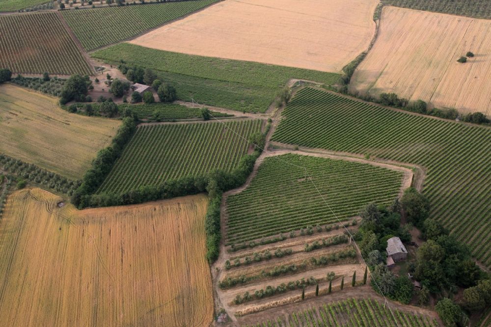 Luftaufnahme Botto - Gehöft eines Bauernhofes am Rand von bestellten Feldern in Botto in Umbrien in Italien