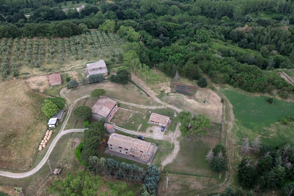 Luftbild Castiglione in Teverina Sermugnano - Gehöft eines Bauernhofes am Rand von bestellten Feldern in Castiglione in Teverina Sermugnano in Latium in Italien