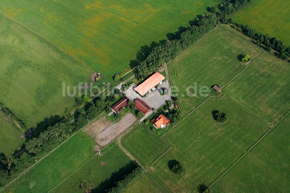 Kreuzbruch von oben - Gehöft eines Bauernhofes am Rand von bestellten Feldern in Kreuzbruch im Bundesland Brandenburg
