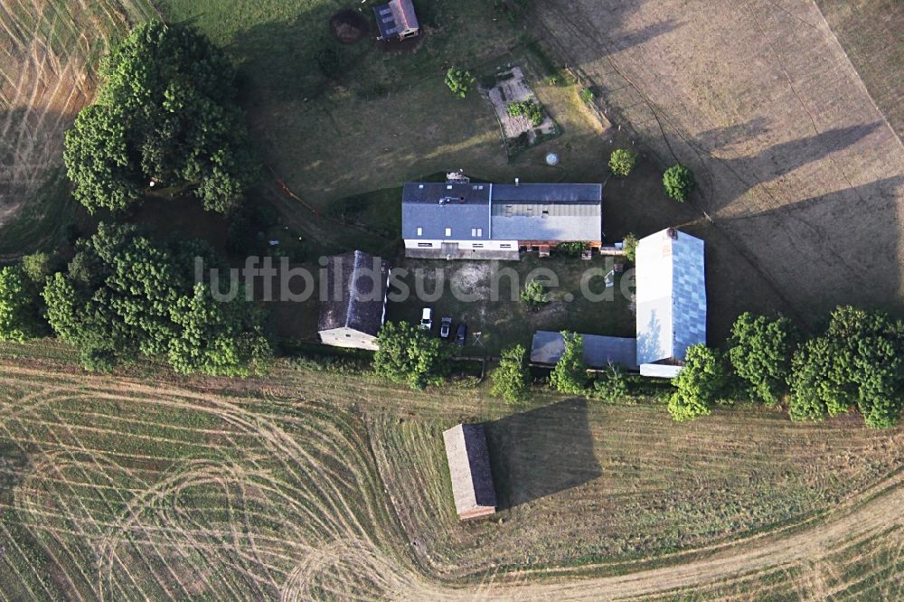 Kreuzbruch aus der Vogelperspektive: Gehöft eines Bauernhofes am Rand von bestellten Feldern in Kreuzbruch im Bundesland Brandenburg