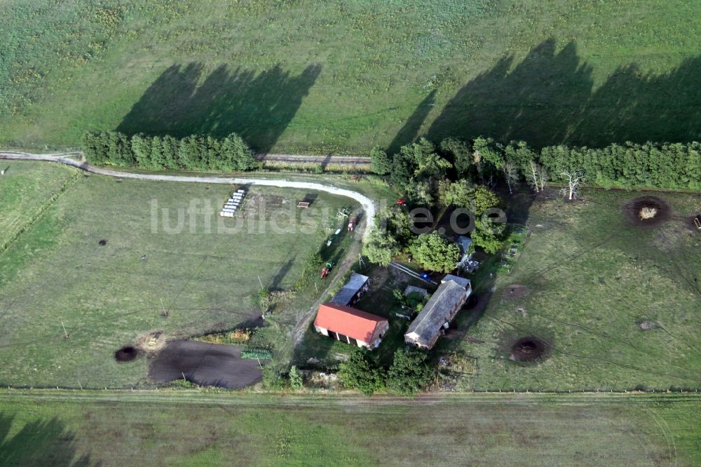 Luftbild Kreuzbruch - Gehöft eines Bauernhofes am Rand von bestellten Feldern in Kreuzbruch im Bundesland Brandenburg