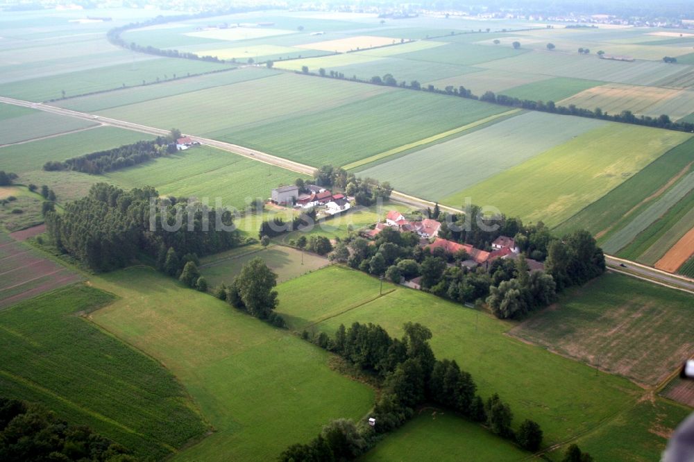 Luftbild Kandel - Gehöft eines Bauernhofes am Rand von bestellten Feldern im Ortsteil Höfen in Kandel im Bundesland Rheinland-Pfalz