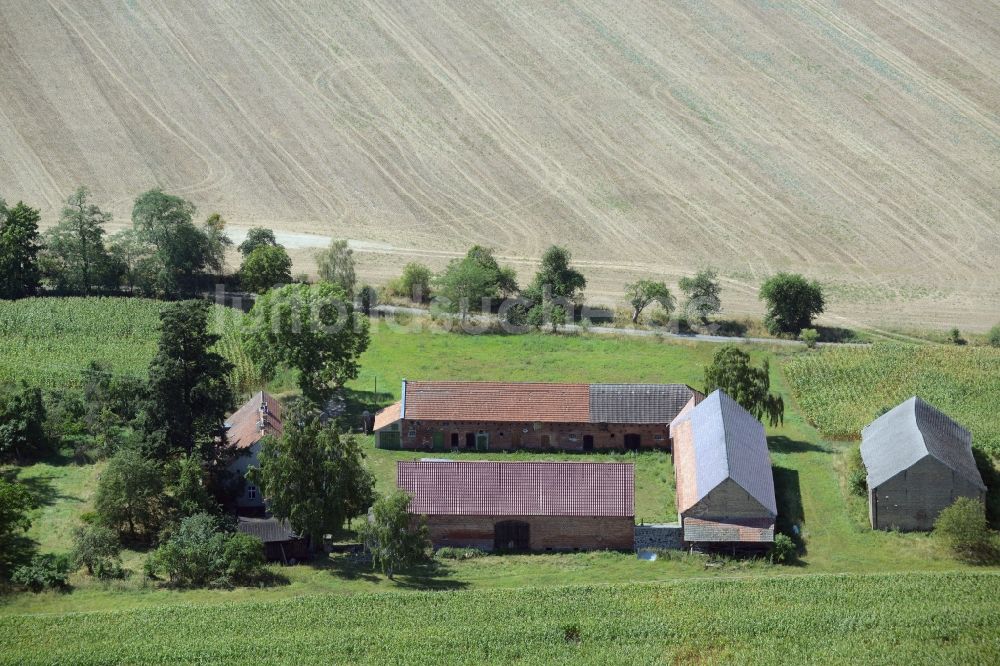 Luftaufnahme Vierlinden - Gehöft eines Bauernhofes am Rand von bestellten Feldern in Vierlinden im Bundesland Brandenburg