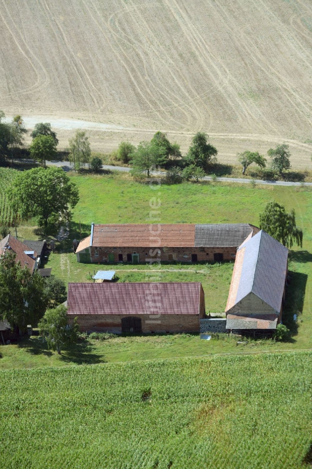 Vierlinden von oben - Gehöft eines Bauernhofes am Rand von bestellten Feldern in Vierlinden im Bundesland Brandenburg