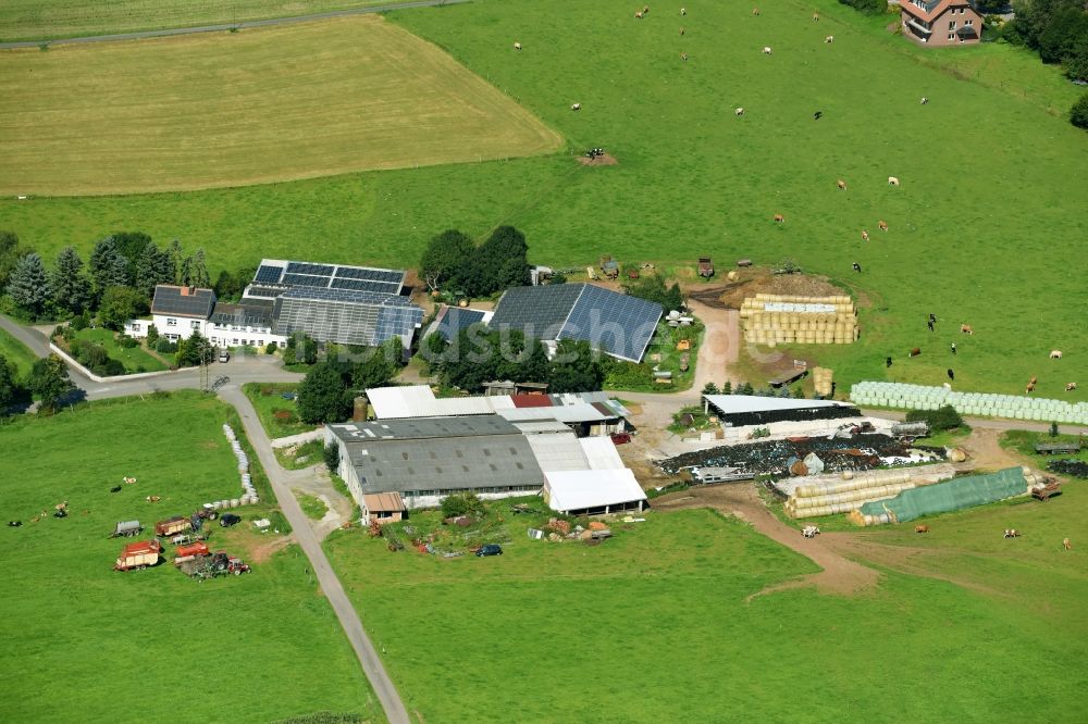 Marsberg von oben - Gehöft eines BIO - Bauernhofes in Marsberg im Bundesland Nordrhein-Westfalen, Deutschland