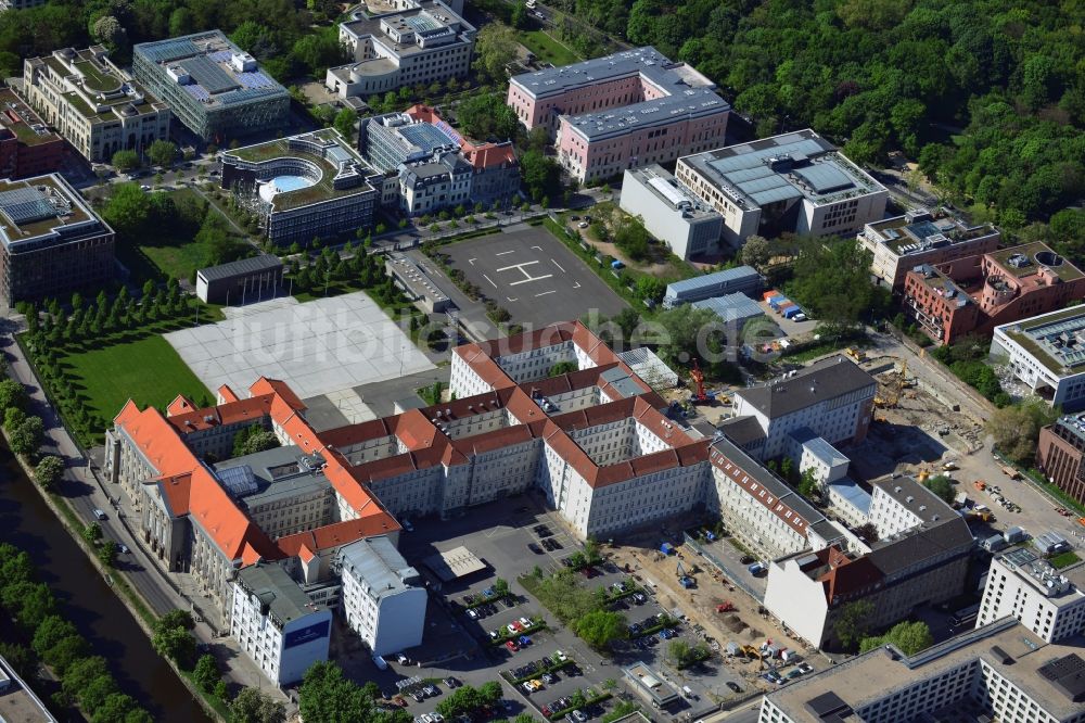 Luftbild Berlin - Gelände des Bundesministeriums für Verteidigung - Bendlerblock an der Stauffenbergstraße und dem Reichpietschufer im Stadtteil Tiergarten