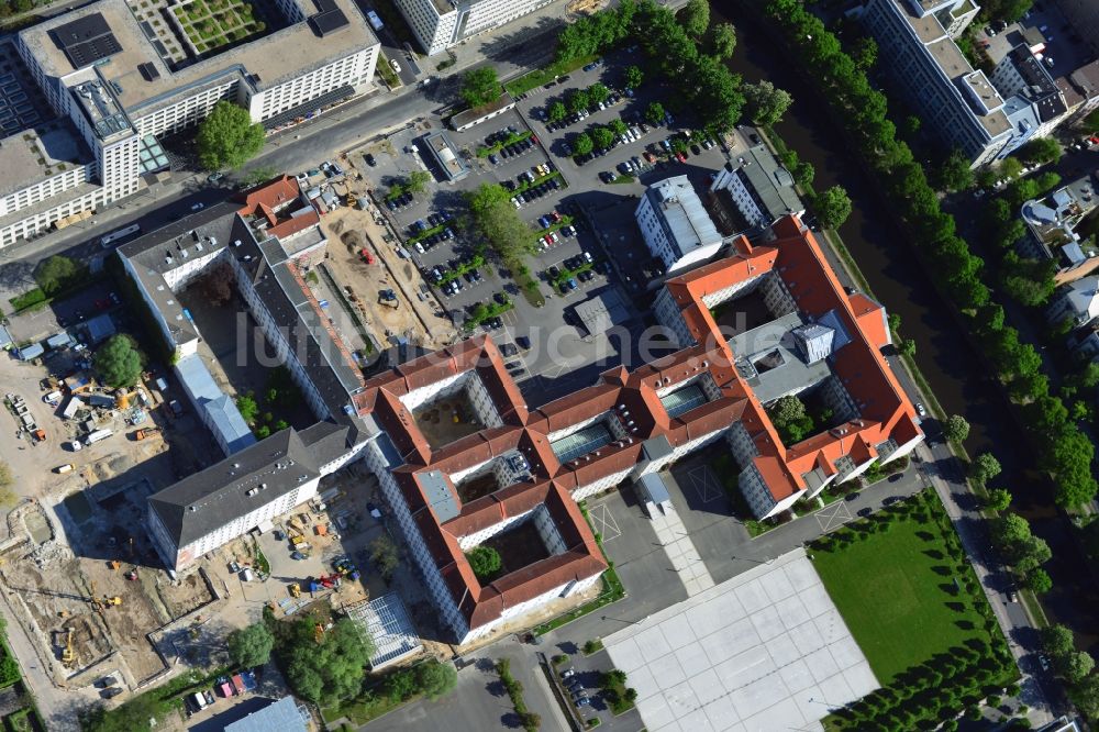 Luftbild Berlin - Gelände des Bundesministeriums für Verteidigung - Bendlerblock an der Stauffenbergstraße und dem Reichpietschufer im Stadtteil Tiergarten