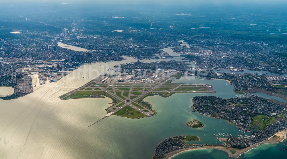 Boston aus der Vogelperspektive: Gelände des Flughafen Boston Logan International Airport in Boston in Massachusetts, USA