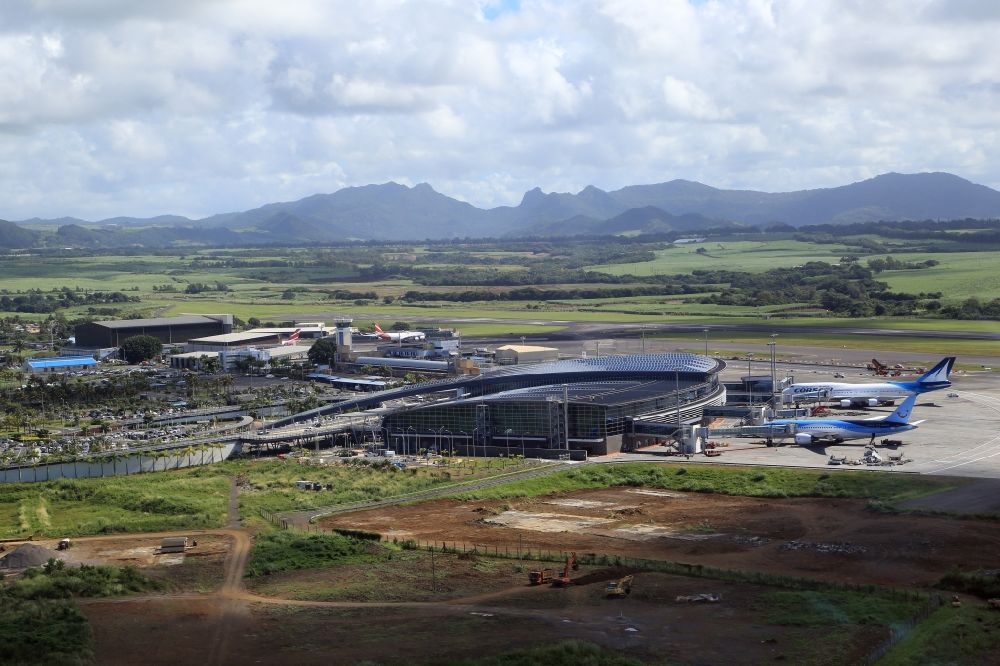 Luftaufnahme Plaine Magnien - Gelände des Internationalen Flughafen in Plaine Magnien in Grand Port, Mauritius