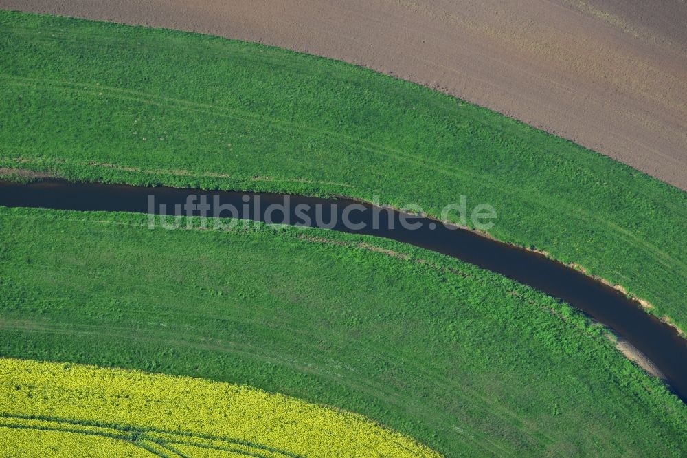 Luftaufnahme Vielank - Gelbe Blüten der Raps - Feld - Landschaft mit Melorations- Gräben zur Bewässerung bei Vielank im Bundesland Mecklenburg-Vorpommern