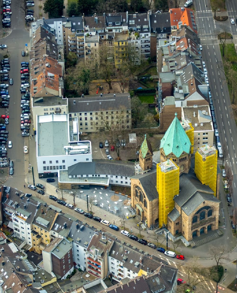 Luftaufnahme Düsseldorf - Gelbe Fassaden- Einrüstung für Sanierungsarbeiten am Kirchengebäude der Kreuzkirche in Düsseldorf im Bundesland Nordrhein-Westfalen