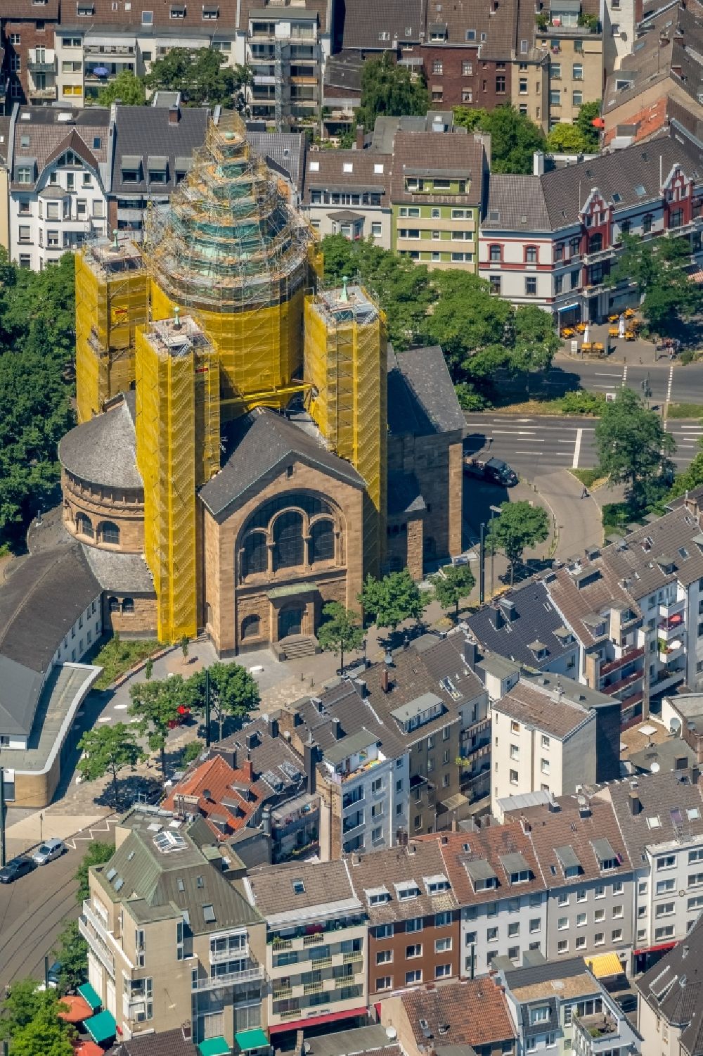 Düsseldorf aus der Vogelperspektive: Gelbe Fassaden- Einrüstung für Sanierungsarbeiten am Kirchengebäude der Kreuzkirche in Düsseldorf im Bundesland Nordrhein-Westfalen