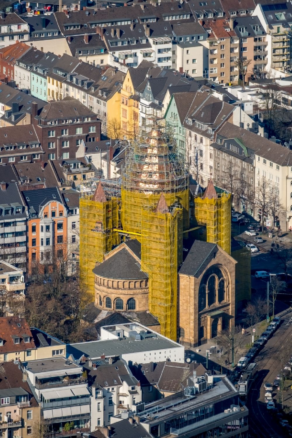 Düsseldorf aus der Vogelperspektive: Gelbe Fassaden- Einrüstung für Sanierungsarbeiten am Kirchengebäude der Kreuzkirche in Düsseldorf im Bundesland Nordrhein-Westfalen