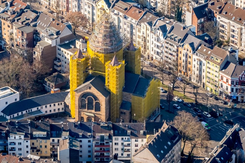 Luftaufnahme Düsseldorf - Gelbe Fassaden- Einrüstung für Sanierungsarbeiten am Kirchengebäude der Kreuzkirche in Düsseldorf im Bundesland Nordrhein-Westfalen