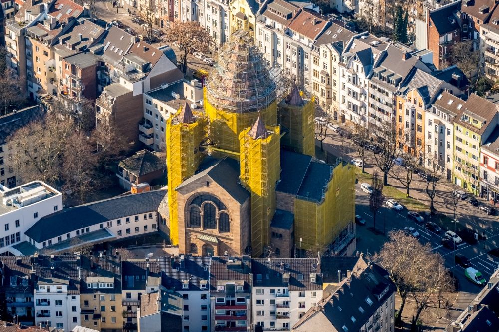 Düsseldorf von oben - Gelbe Fassaden- Einrüstung für Sanierungsarbeiten am Kirchengebäude der Kreuzkirche in Düsseldorf im Bundesland Nordrhein-Westfalen