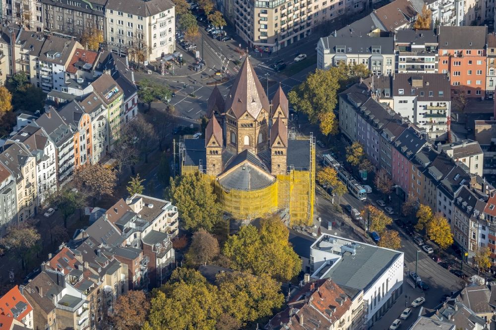 Luftbild Düsseldorf - Gelbe Fassaden- Einrüstung für Sanierungsarbeiten am Kirchengebäude der Kreuzkirche in Düsseldorf im Bundesland Nordrhein-Westfalen