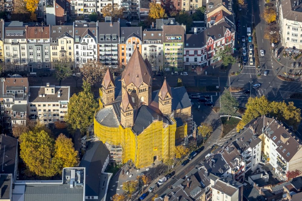 Düsseldorf von oben - Gelbe Fassaden- Einrüstung für Sanierungsarbeiten am Kirchengebäude der Kreuzkirche in Düsseldorf im Bundesland Nordrhein-Westfalen