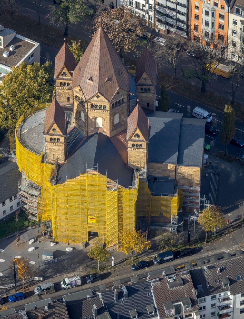Luftbild Düsseldorf - Gelbe Fassaden- Einrüstung für Sanierungsarbeiten am Kirchengebäude der Kreuzkirche in Düsseldorf im Bundesland Nordrhein-Westfalen