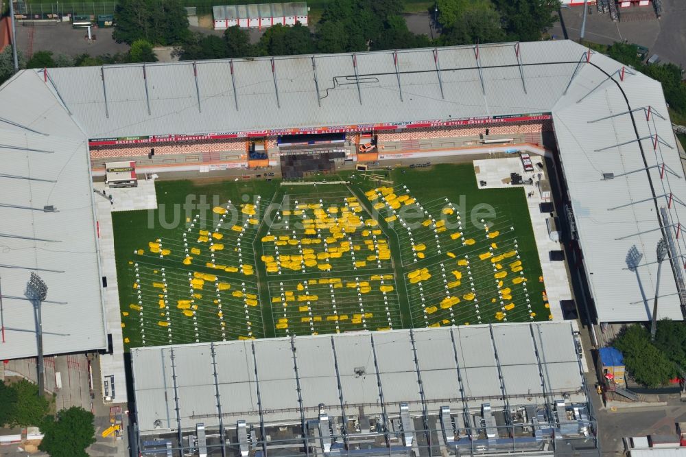 Luftaufnahme Berlin Köpenick - Gelbe Sitzreihen zum Public Viewing anläßlich der WM Fußball- Weltmeisterschaft 2014 im Union- Stadion an der Alten Försterei in Berlin - Köpenick