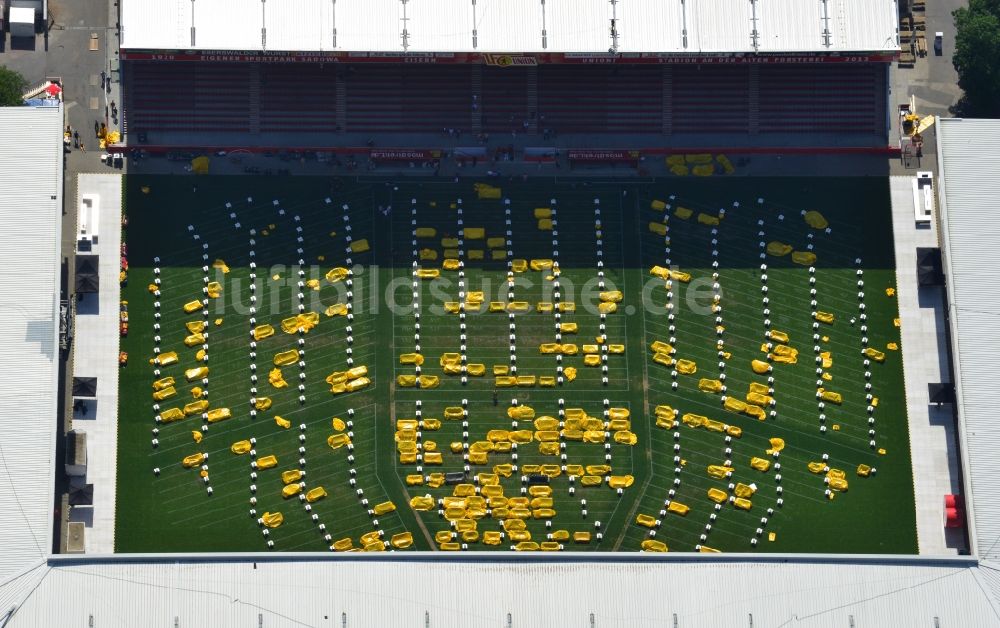 Berlin Köpenick von oben - Gelbe Sitzreihen zum Public Viewing anläßlich der WM Fußball- Weltmeisterschaft 2014 im Union- Stadion an der Alten Försterei in Berlin - Köpenick