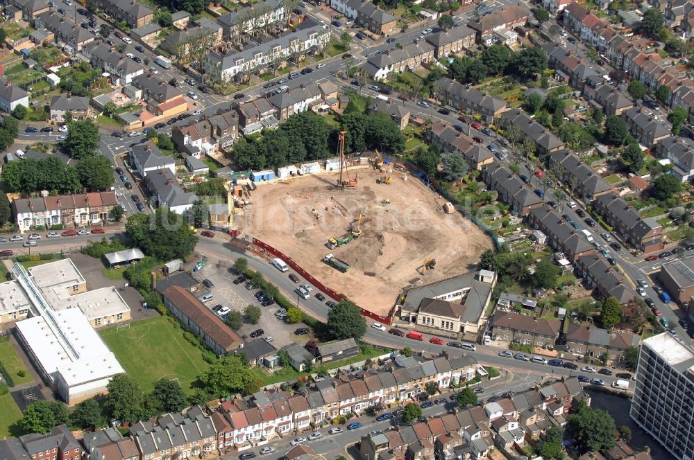 Luftbild London - Gelände des abgerissenen White House Estate Wohnblocks im Stadtbezirk Leyton in London in der Grafschaft Greater London in Großbritannien