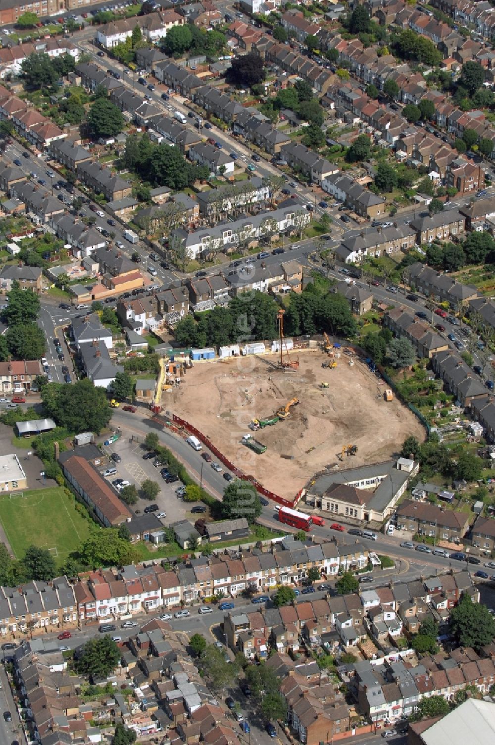 Luftaufnahme London - Gelände des abgerissenen White House Estate Wohnblocks im Stadtbezirk Leyton in London in der Grafschaft Greater London in Großbritannien