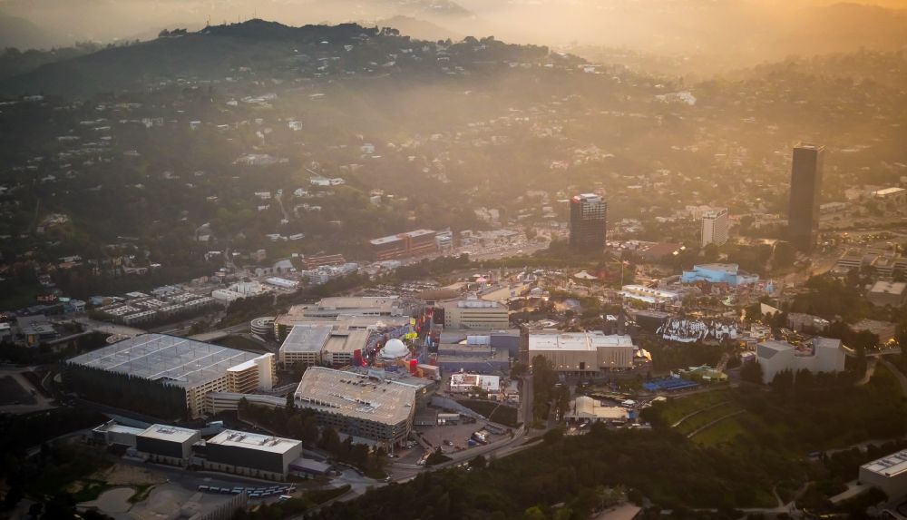 Universal City von oben - Gelände und Anlagen der Universal Studios Holywood im Abendlicht in Universal City in Los Angeles in Kalifornien, USA