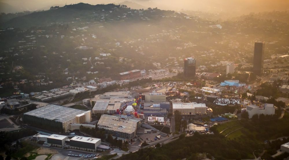 Universal City aus der Vogelperspektive: Gelände und Anlagen der Universal Studios Holywood im Abendlicht in Universal City in Los Angeles in Kalifornien, USA