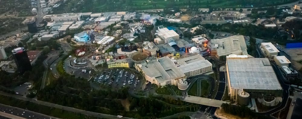 Luftbild Universal City - Gelände und Anlagen der Universal Studios Holywood im Abendlicht in Universal City in Los Angeles in Kalifornien, USA