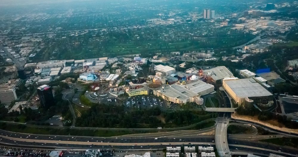 Luftaufnahme Universal City - Gelände und Anlagen der Universal Studios Holywood im Abendlicht in Universal City in Los Angeles in Kalifornien, USA