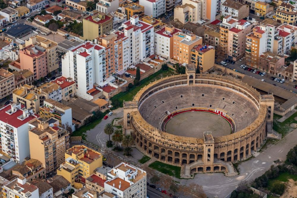 Palma von oben - Gelände der Arena Plaça de toros de Palma im Ortsteil Nord in Palma in Balearische Insel Mallorca, Spanien
