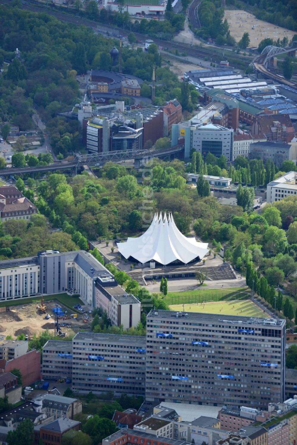 Luftaufnahme Berlin - Gelände der Arena Tempodrom an der Möckernstraße im Ortsteil Kreuzberg in Berlin, Deutschland