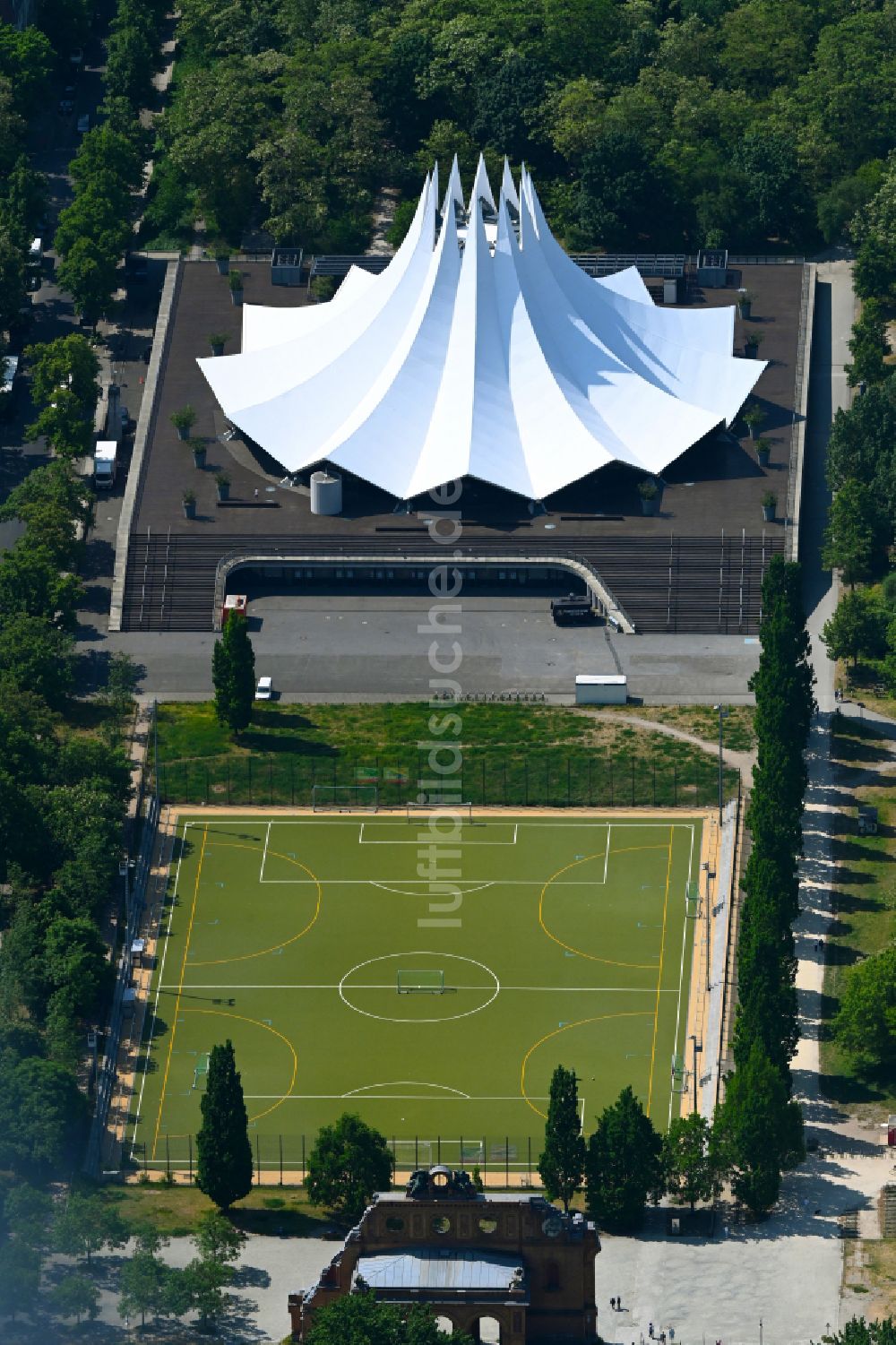 Luftbild Berlin - Gelände der Arena Tempodrom im Ortsteil Kreuzberg in Berlin, Deutschland