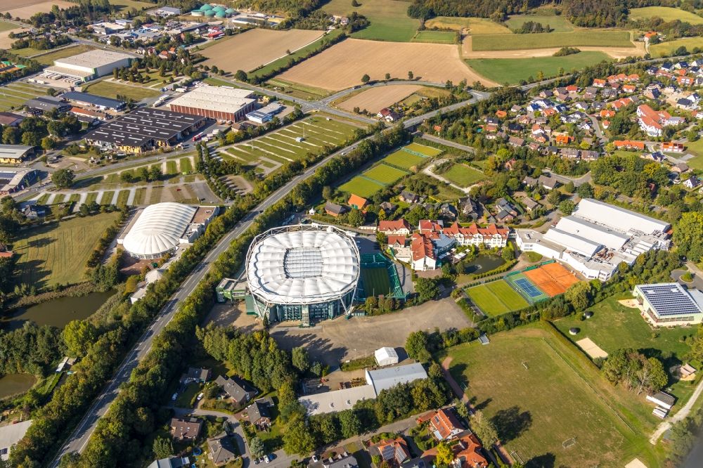Halle (Westfalen) von oben - Gelände der Arena und Veranstaltungsstätte der OWL ARENA an der Roger-Federer-Allee in Halle (Westfalen) im Bundesland Nordrhein-Westfalen, Deutschland