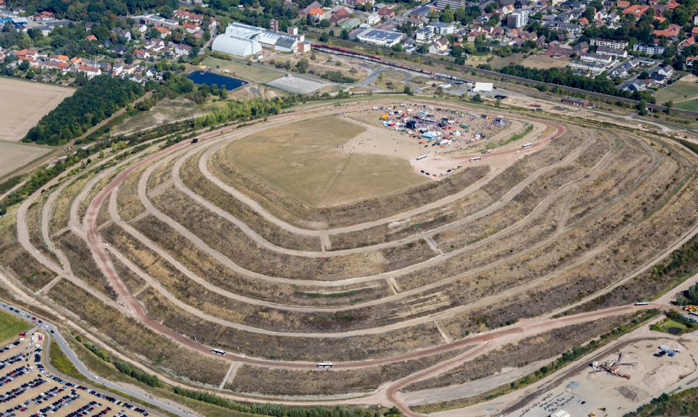 Sehnde von oben - Gelände der aufgeschütteten Kalideponie mit dem Bergfest 2022 auf dem Kaliberg in Sehnde im Bundesland Niedersachsen, Deutschland