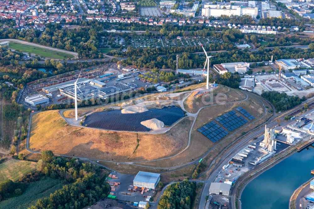 Luftaufnahme Karlsruhe - Gelände der aufgeschütteten Mülldeponie Energieberg im Ortsteil Mühlburg in Karlsruhe im Bundesland Baden-Württemberg, Deutschland