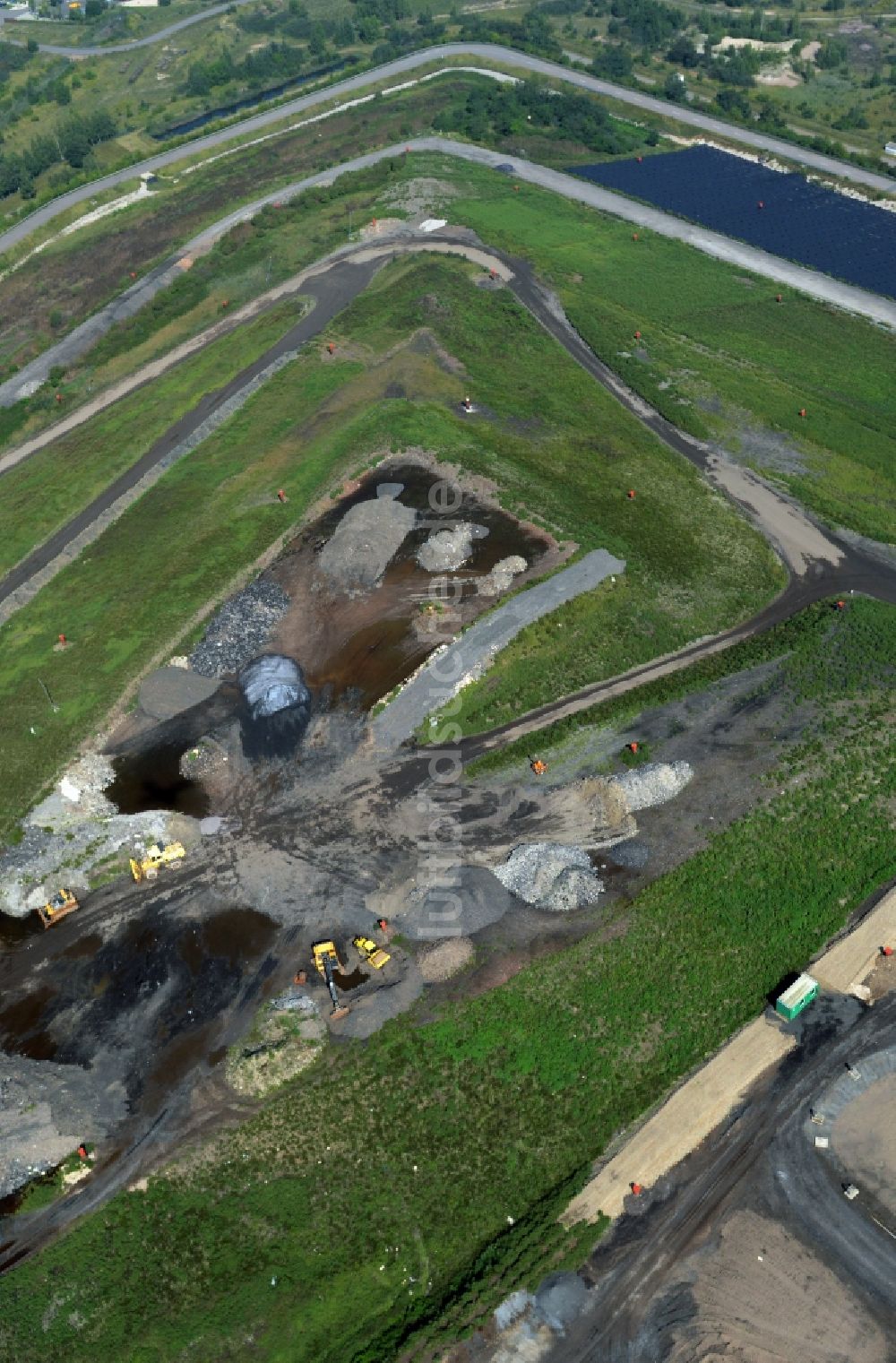 Luftaufnahme Grosspösna - Gelände der aufgeschütteten Mülldeponie in Grosspösna im Bundesland Sachsen