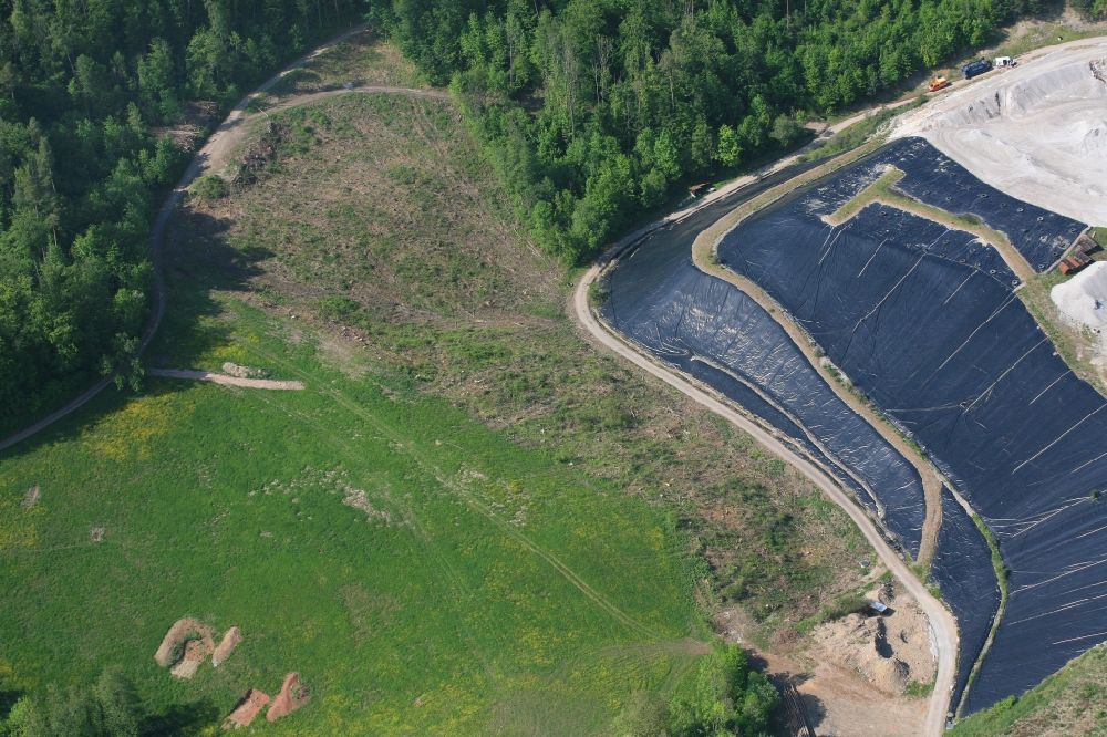 Wehr aus der Vogelperspektive: Gelände der aufgeschütteten Mülldeponie Lachengraben in Wehr im Bundesland Baden-Württemberg