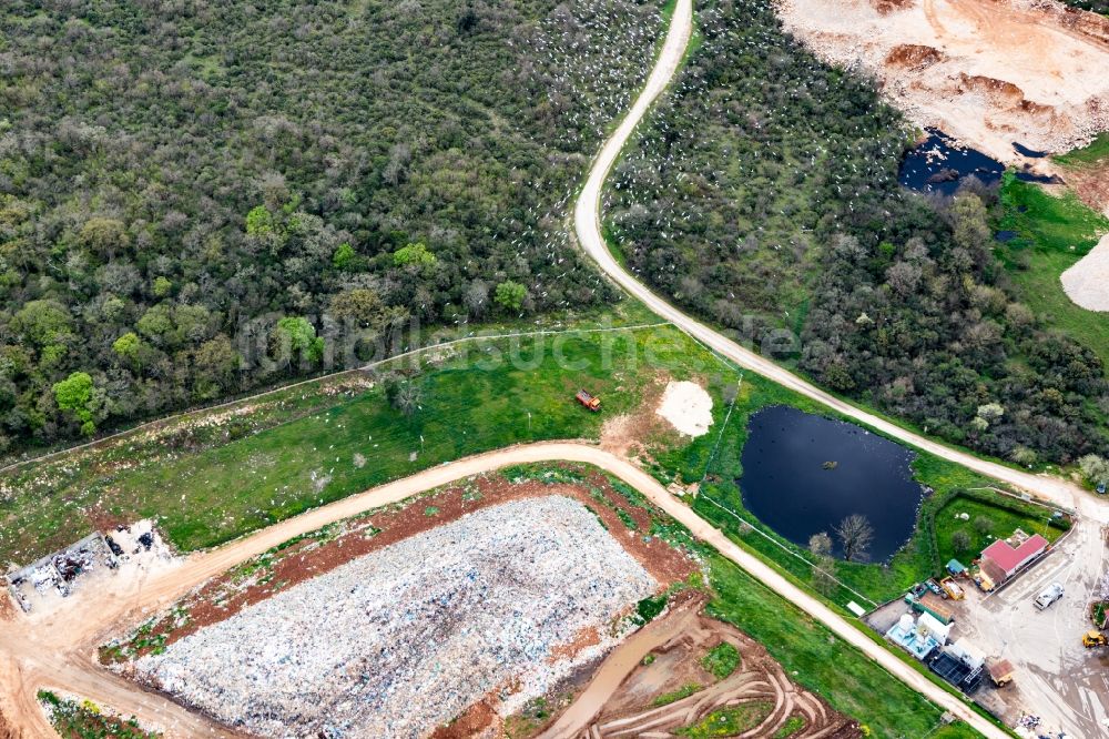 Luftaufnahme Rovinj - Gelände der aufgeschütteten Mülldeponie mit Möwenschwärmen in Rovinj in Istirien - Istarska zupanija, Kroatien
