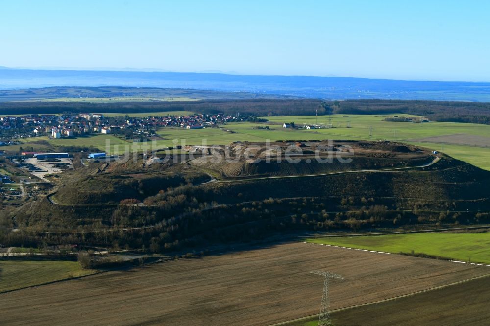 Luftaufnahme Menteroda - Gelände der aufgeschütteten Mülldeponie im Ortsteil Urbach in Menteroda im Bundesland Thüringen, Deutschland