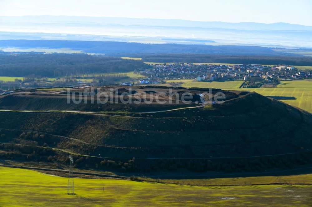 Menteroda von oben - Gelände der aufgeschütteten Mülldeponie im Ortsteil Urbach in Menteroda im Bundesland Thüringen, Deutschland