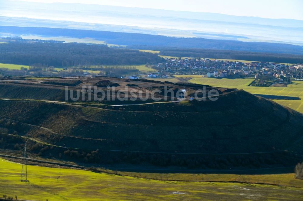 Menteroda aus der Vogelperspektive: Gelände der aufgeschütteten Mülldeponie im Ortsteil Urbach in Menteroda im Bundesland Thüringen, Deutschland