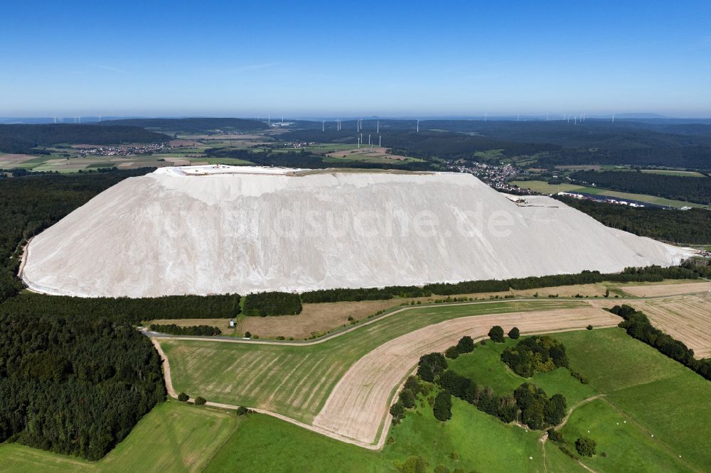Hohenroda aus der Vogelperspektive: Gelände der Bergbau- Halde zur Kali- und Salzgewinnung in Hohenroda im Bundesland Hessen, Deutschland