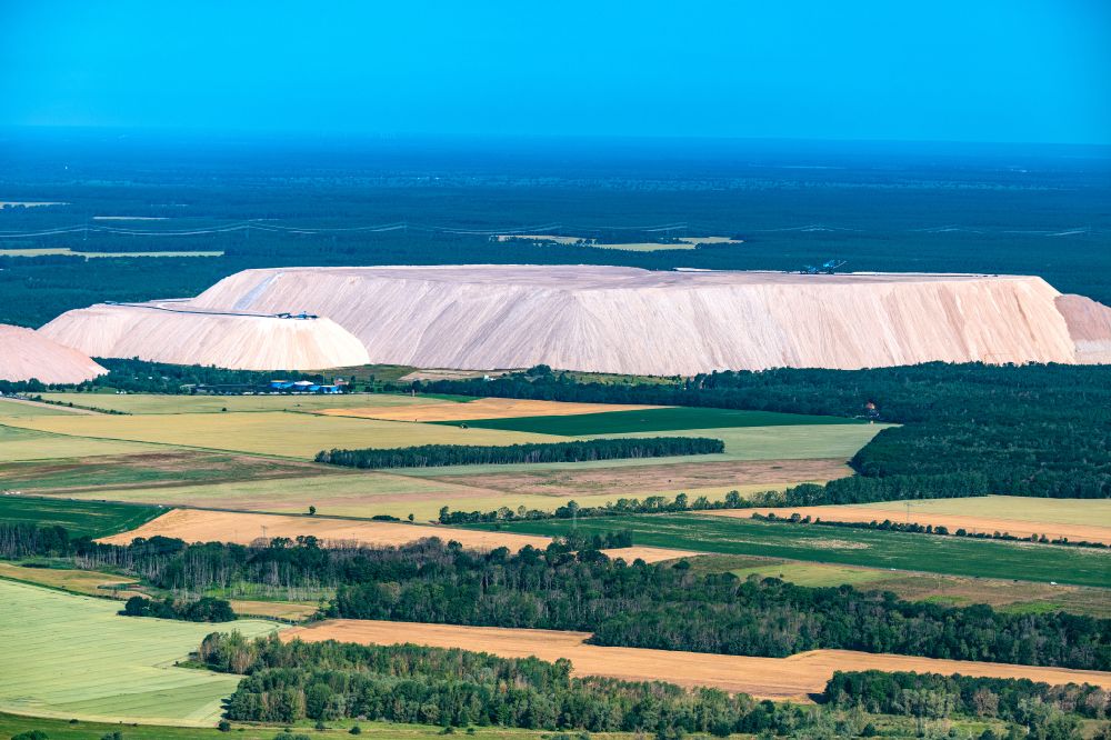 Luftbild Zielitz - Gelände der Bergbau- Halde zur Kali- und Salzgewinnung K+S Kalimandscharo in Zielitz im Bundesland Sachsen-Anhalt, Deutschland