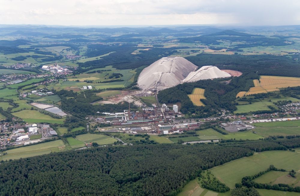 Luftaufnahme Heringen (Werra) - Gelände der Bergbau- Halde zur Kali- und Salzgewinnung Monte Kali in Heringen (Werra) im Bundesland Hessen, Deutschland