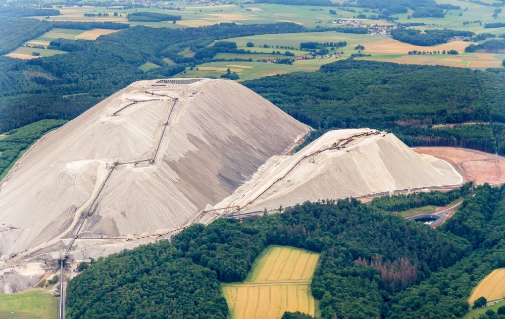 Luftaufnahme Heringen (Werra) - Gelände der Bergbau- Halde zur Kali- und Salzgewinnung Monte Kali in Heringen (Werra) im Bundesland Hessen, Deutschland