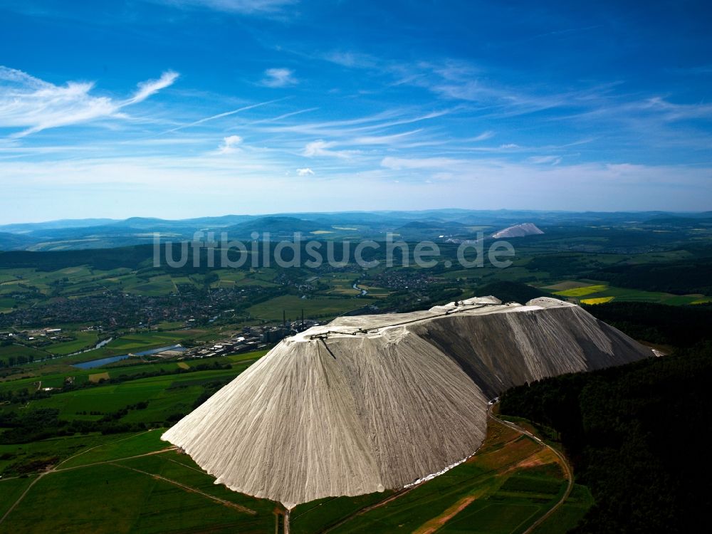 Heringen ( Werra ) aus der Vogelperspektive: Gelände des Berges der Abraumhalde Monte Kali in Heringen in Hessen