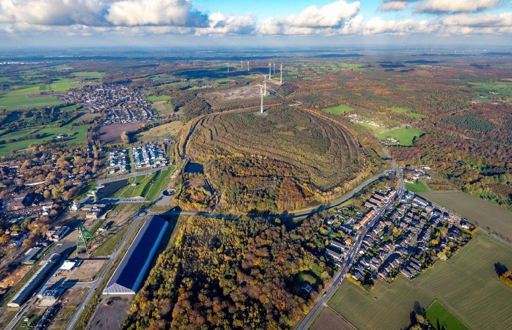 Luftaufnahme Dinslaken - Gelände der ehemaligen Bergbau- Halde Lohberg im Ortsteil Oberlohberg in Dinslaken im Bundesland Nordrhein-Westfalen, Deutschland