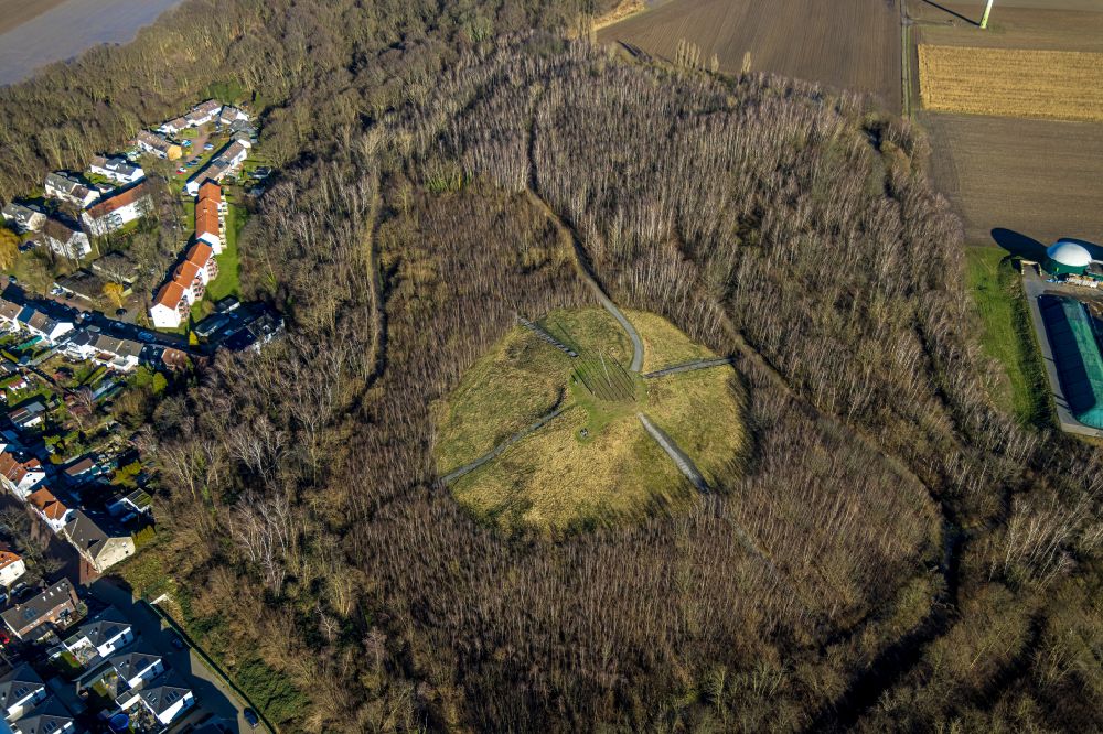 Luftaufnahme Castrop-Rauxel - Gelände der ehemaligen Bergbau- Halde mit der Sonnenuhr Schweriner Halde in Castrop-Rauxel im Bundesland Nordrhein-Westfalen